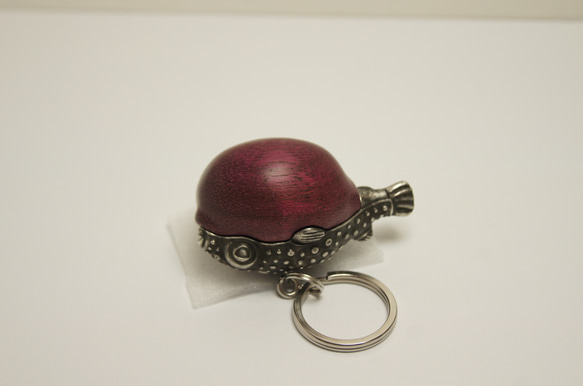 フグ　パープルハート（木材）ピューター（金属）キーホルダー、ペンダント、バッグチャーム、置物 9枚目の画像