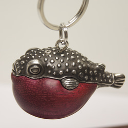 フグ　パープルハート（木材）ピューター（金属）キーホルダー、ペンダント、バッグチャーム、置物 6枚目の画像