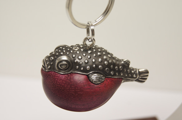 フグ　パープルハート（木材）ピューター（金属）キーホルダー、ペンダント、バッグチャーム、置物 6枚目の画像