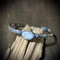 シルバー925 バングル　ホワイトバッファロー　インディアンジュエリー　ナバホ ホワイトバッファローバングル インディアンジュエリー