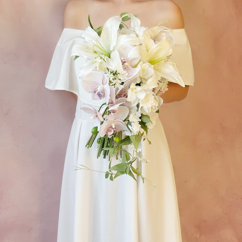 ホテル挙式におすすめ胡蝶蘭とカサブランカのキャスケードブーケ/ 王道