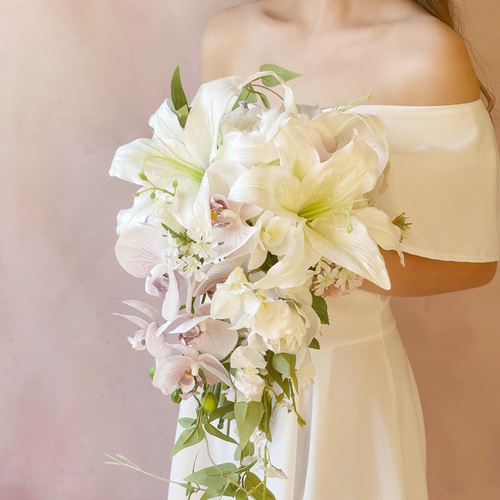 ホテル挙式におすすめ胡蝶蘭とカサブランカのキャスケードブーケ/ 王道