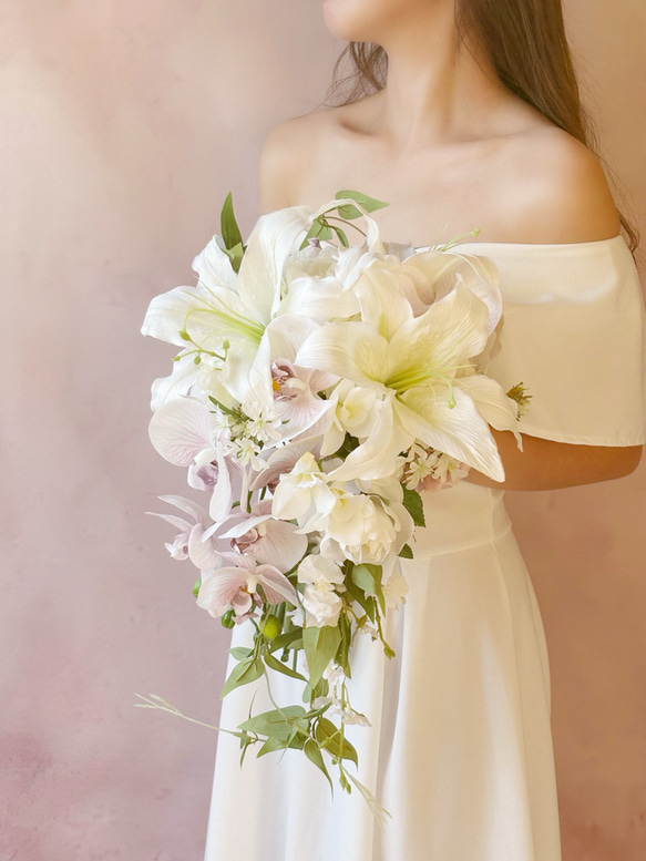 ホテル挙式におすすめ胡蝶蘭とカサブランカのキャスケードブーケ/ 王道