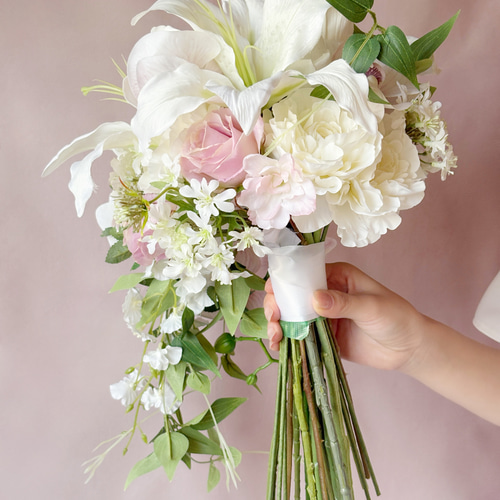 ホテル挙式におすすめ胡蝶蘭とカサブランカのキャスケードブーケ/ 王道