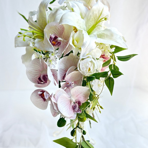 ホテル挙式におすすめ胡蝶蘭とカサブランカのキャスケードブーケ/ 王道