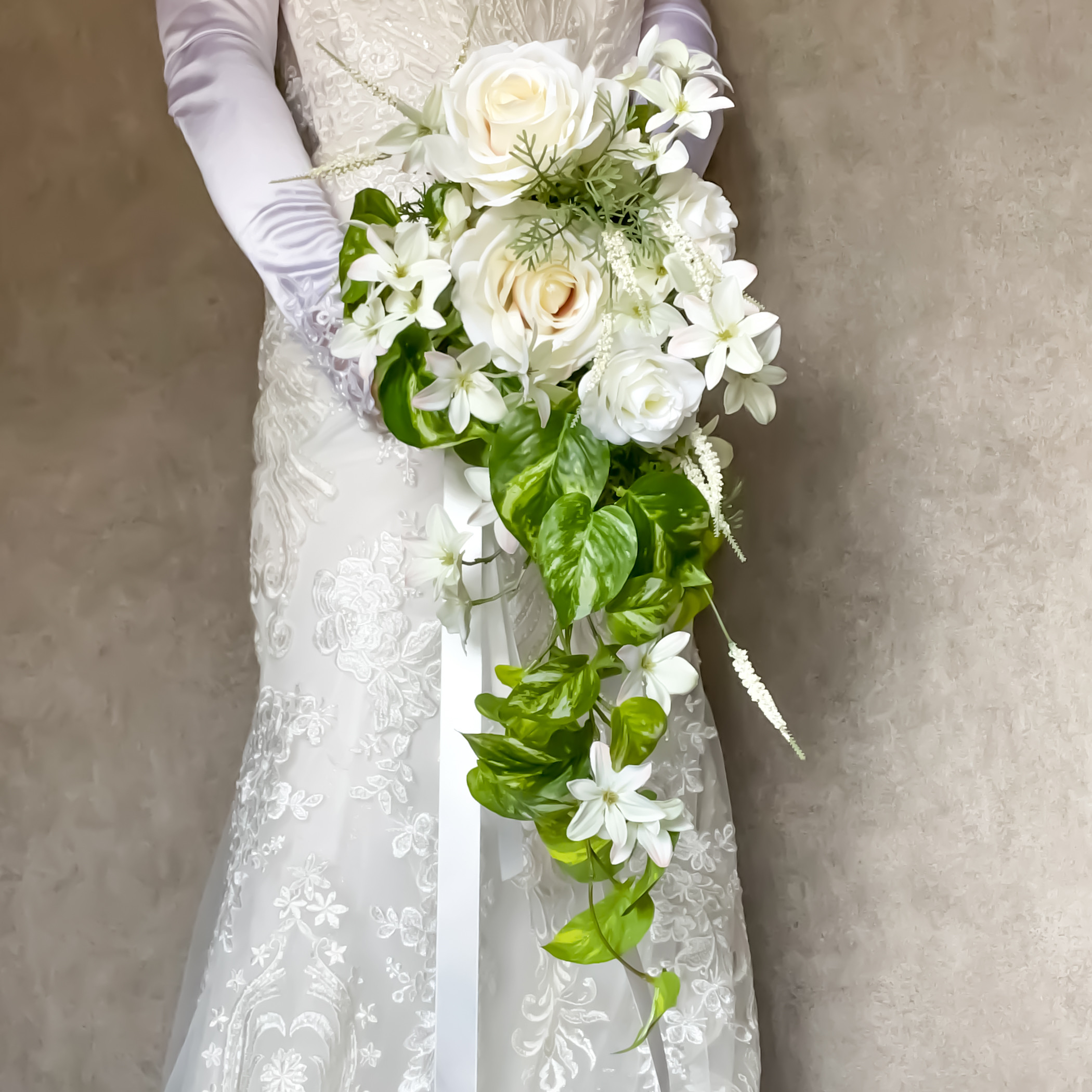 【薔薇とジャスミンのキャスケードブーケブートニア付き】流れるグリーンの上品なウェディングブーケ。
