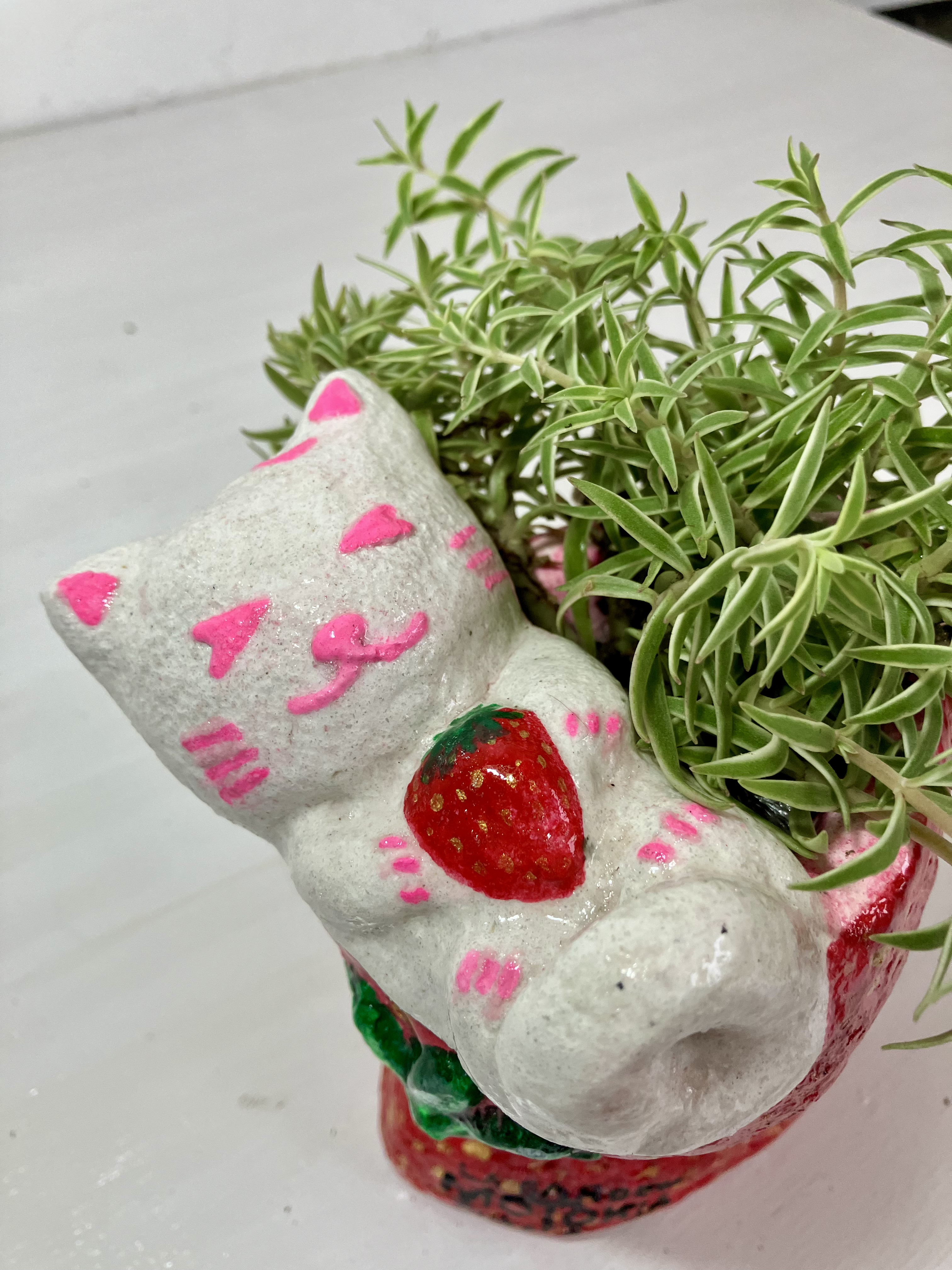 ミニサイズ白猫　いちご形プランターオブジェ手作り　セメント　植木鉢