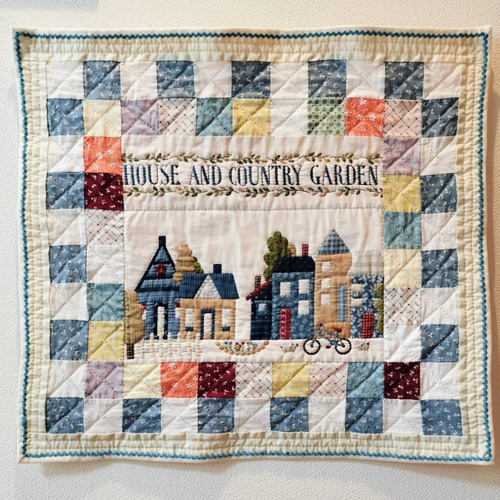 ☆パッチワーク・キルトタペストリー「ハウス&カントリーガーデン｣(約