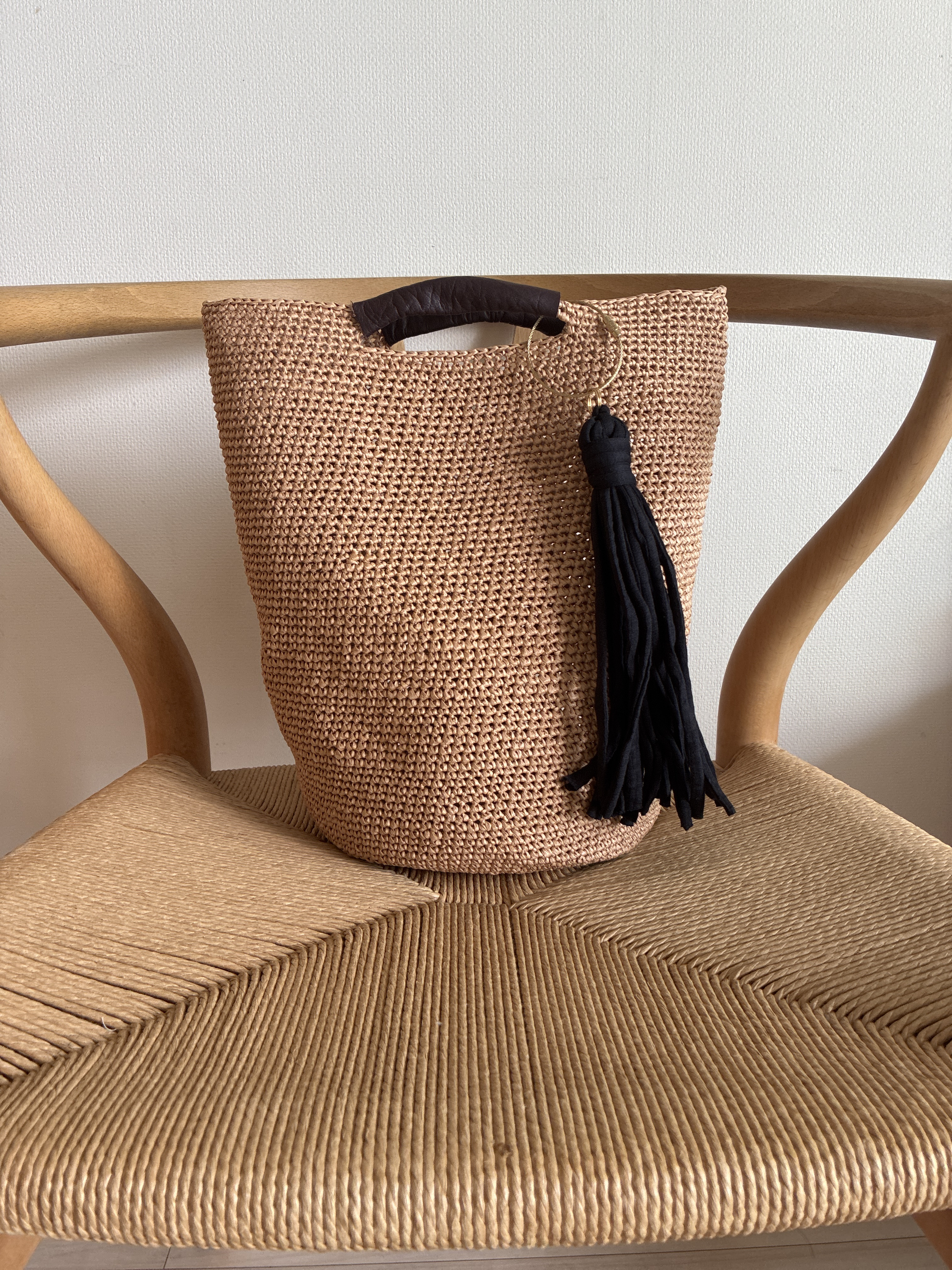 本革持ち手【Lサイズ】ラフィア★マルシェバッグ☆ストロー×ブラックチャーム