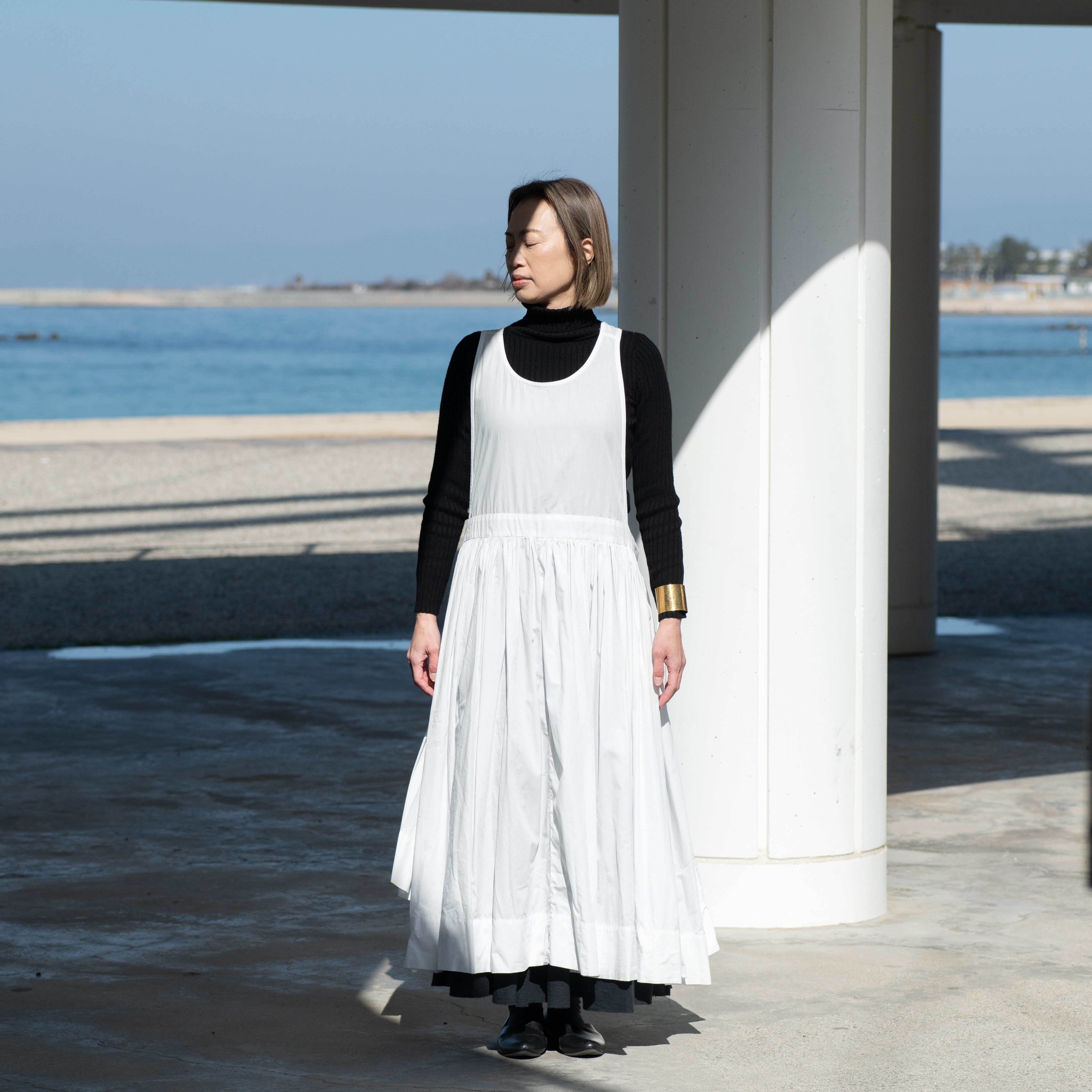 コットンギャザーエプロンワンピース｜Uネック｜白