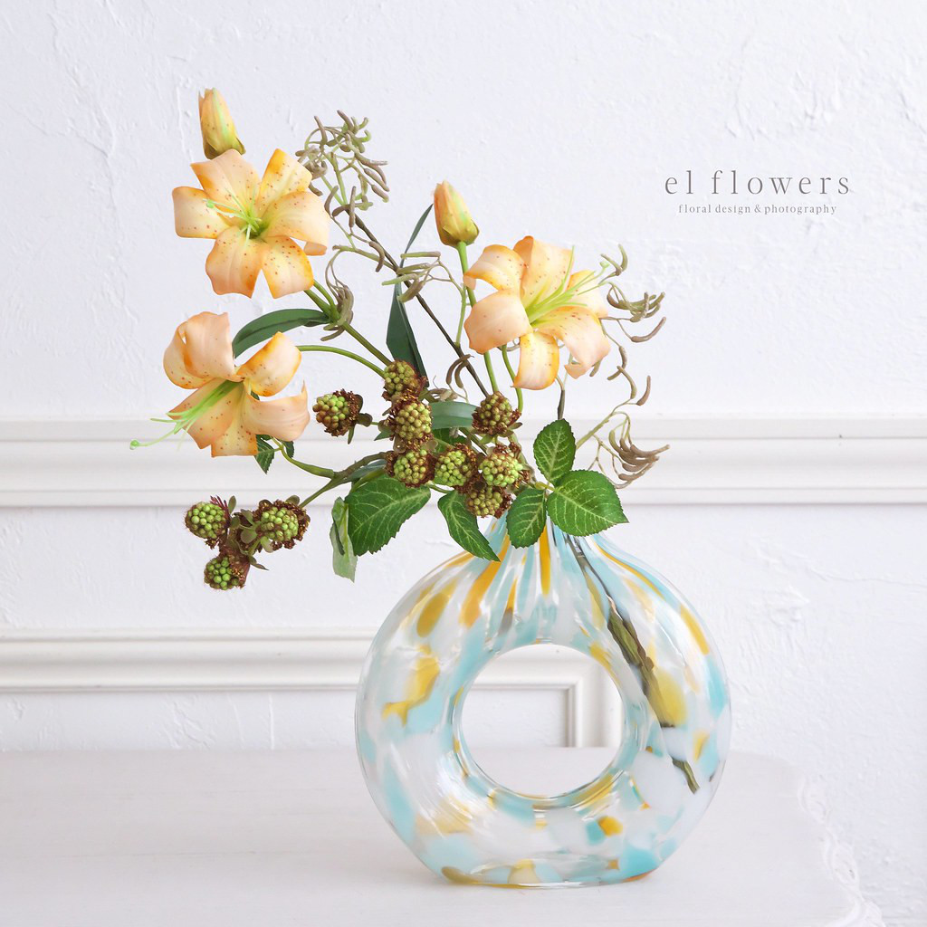 淡香のゆらぎ～シャンデリアリリーのワンサイドアレンジ～（フラワーベース付）