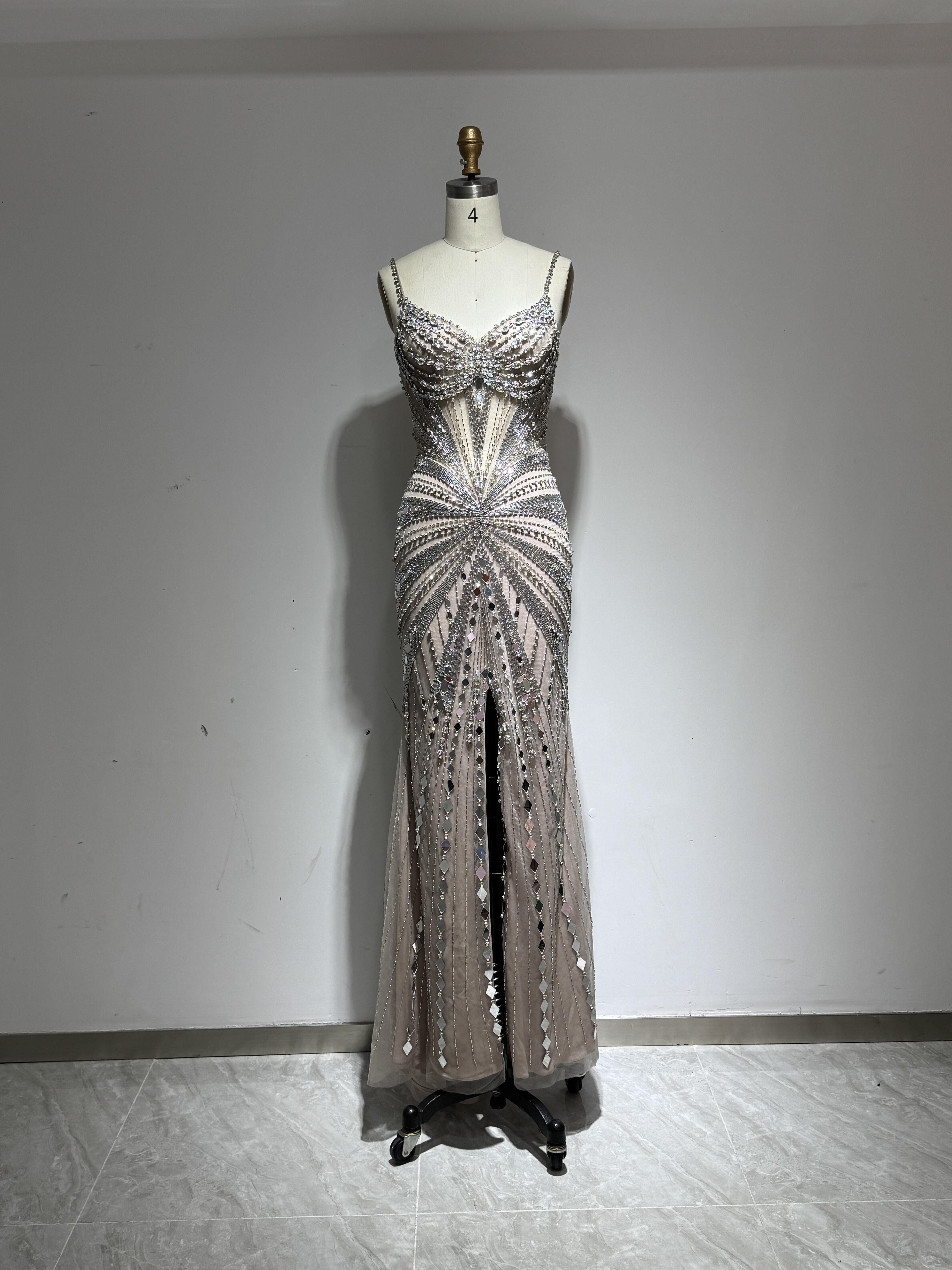 豪華　カラードレス　セクシー　タイトスカート　たっぷりなビジュー　目立つおしゃれ　スリットファスナー発表会演奏会上品優雅