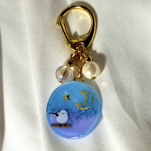 夏空と猫とシマエナガ　レジンキーホルダー　ハンドメイド 夏空と猫とシマエナガ レジンキーホルダー ハンドメイド