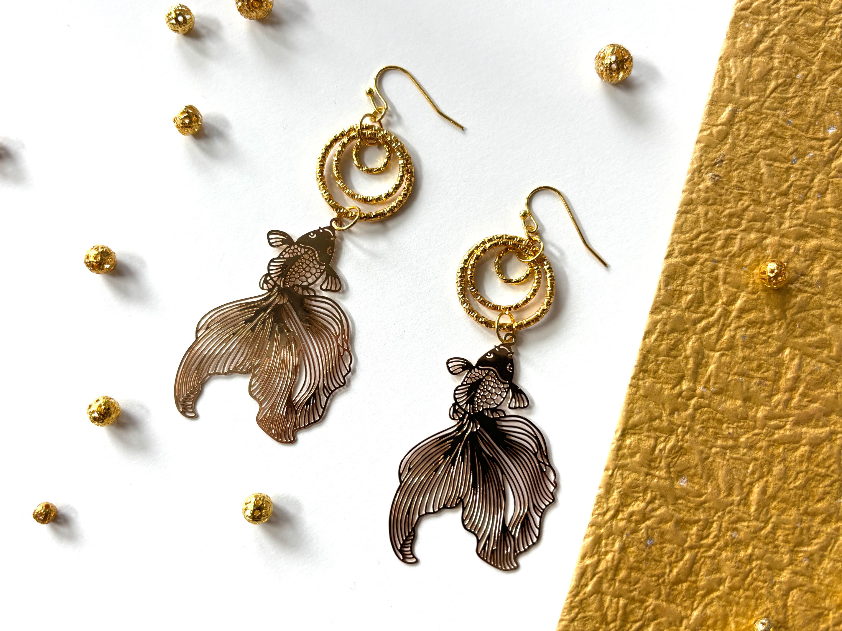 ピアス　切り絵風金魚と水の波紋リング　ゴールド　イヤリング交換可能　夏　和風　涼しげ　フィッシュフック