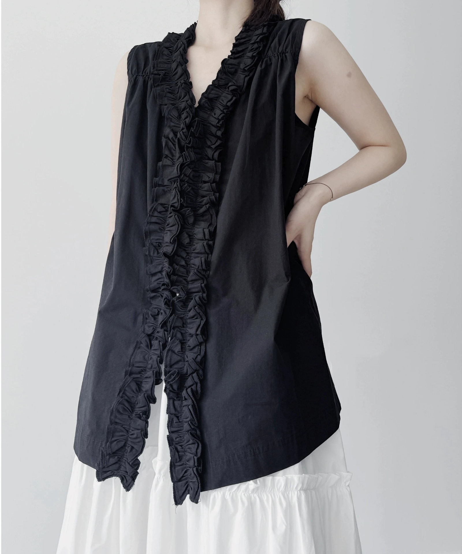 前後どちらでも着られるブラウス兼用ベスト♪フリル付きノースリーブ ブラック