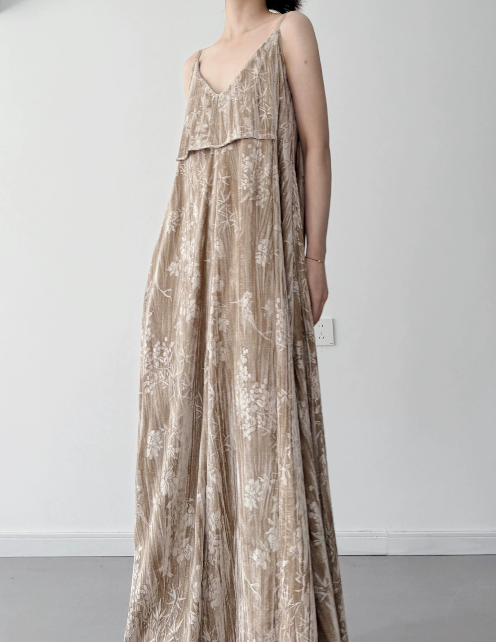 落ち感シルエットと花柄で優雅さを纏う♪マキシキャミソールワンピース 8,400円