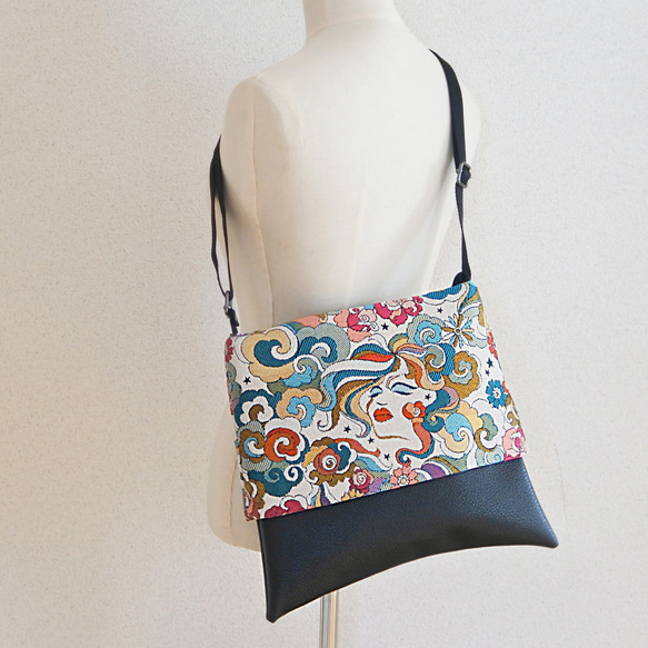 ［難ありセール］フランス生地のショルダーバッグ、黒がメインで合わせやすい 4枚目の画像