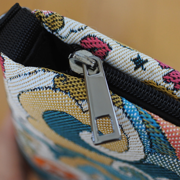 ［難ありセール］フランス生地のショルダーバッグ、黒がメインで合わせやすい 6枚目の画像