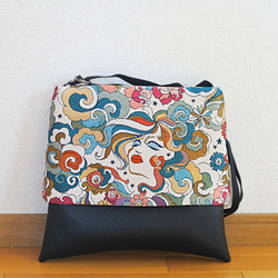 ［難ありセール］フランス生地のショルダーバッグ、黒がメインで合わせやすい 3枚目の画像