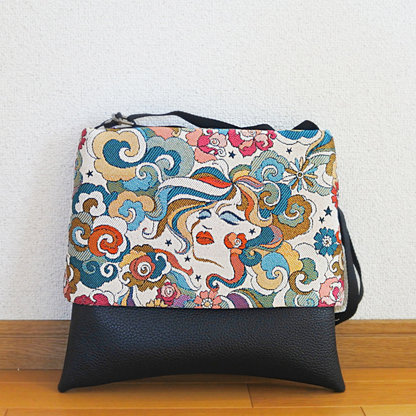 ［難ありセール］フランス生地のショルダーバッグ、黒がメインで合わせやすい 3枚目の画像