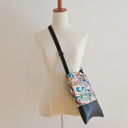 ［難ありセール］フランス生地のショルダーバッグ、黒がメインで合わせやすい 2枚目の画像