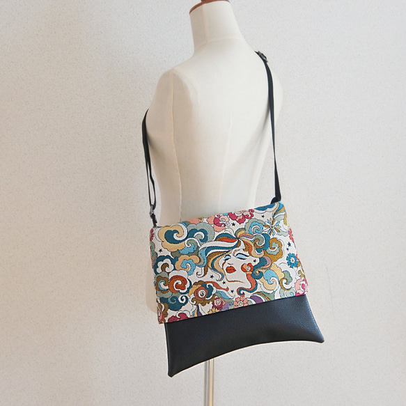 ［難ありセール］フランス生地のショルダーバッグ、黒がメインで合わせやすい 1枚目の画像