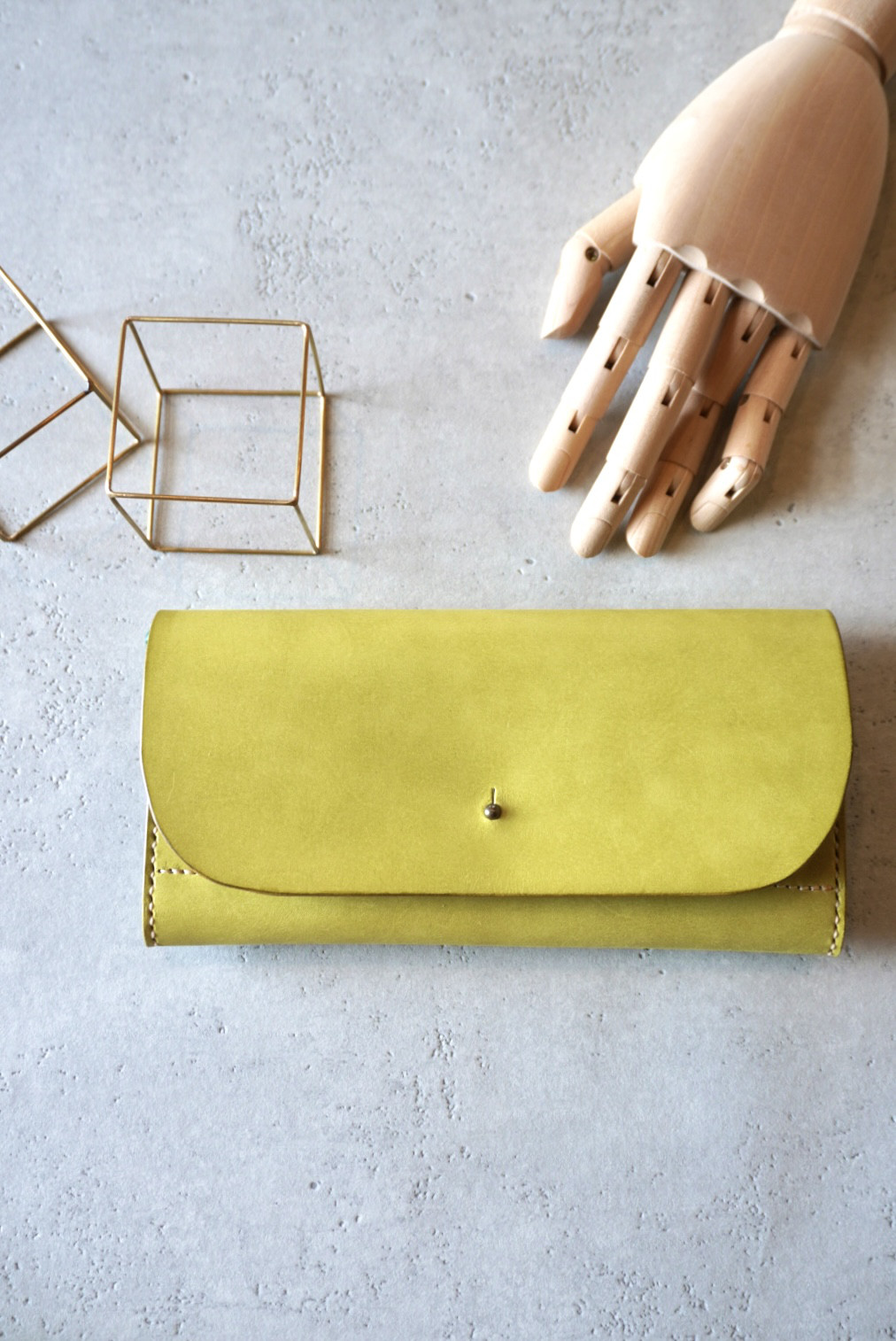 ピスタチオグリーンが目を惹く！たっぷり収納のカラフル長財布〈国産レザー使用〉