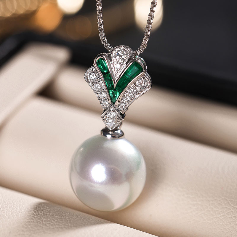 [ヘイズジュエリー] ファッションシリーズ 18Kホワイトゴールド 12-13mm 南洋白蝶真珠ペンダント コロンビア産エメラル