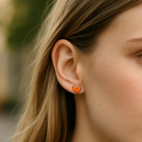 ■名入れ可■バスケットボールのハートピアス 3枚目の画像