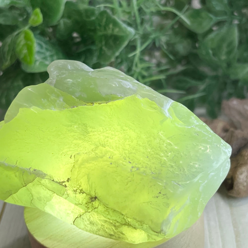 天然ネフライト 翡翠 軟玉 鑑賞石 天然石 自然石 水石 木製台座付き 天然ネフライト 翡翠 軟玉 鑑賞石 天然石 自然石 水石 木製台座付き