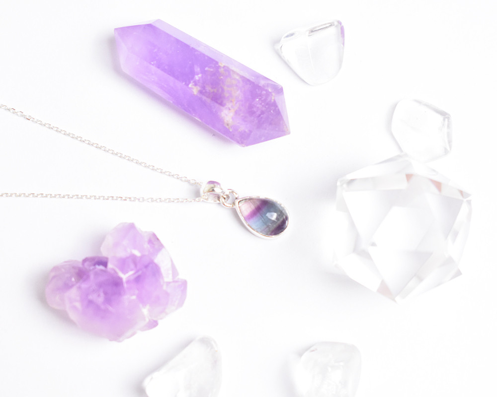 ゆらめく色彩、胸元にそっと落ちる一滴の透明感。フローライトのシルバーネックレス　シルバー925　天然石　＜A＞