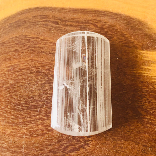 希少！ホワイト千層ガーデンファントムクォーツのタンブル 天然石 虹色