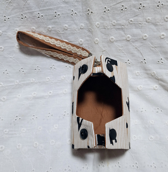 ハンドメイド、猫ちゃん柄のポータブルティッシュケース、ストライプ付き、茶色 3枚目の画像