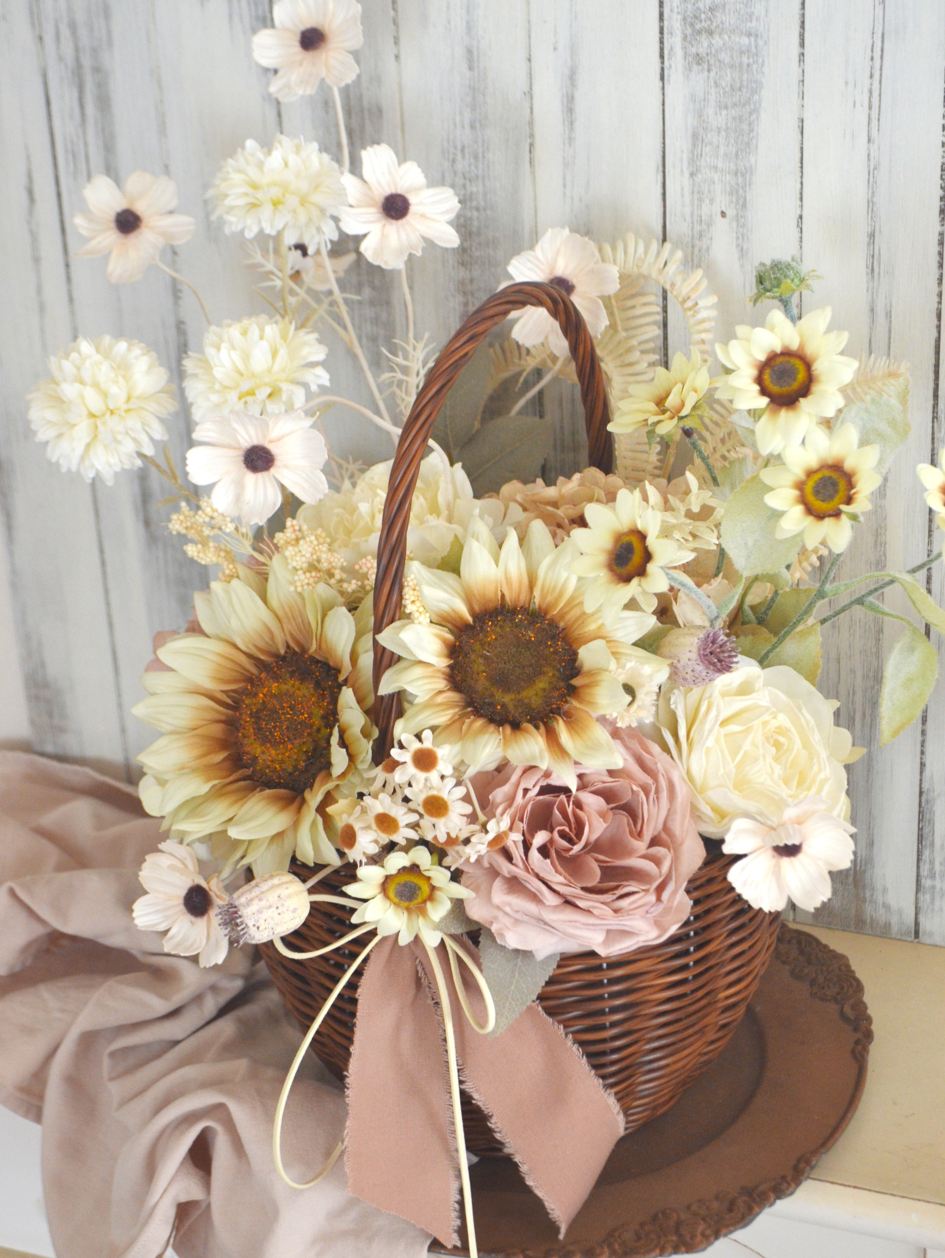 大きなホワイトひまわりのカゴアレンジ（ｱｰﾃｨﾌｨｼｬﾙﾌﾗﾜｰ）