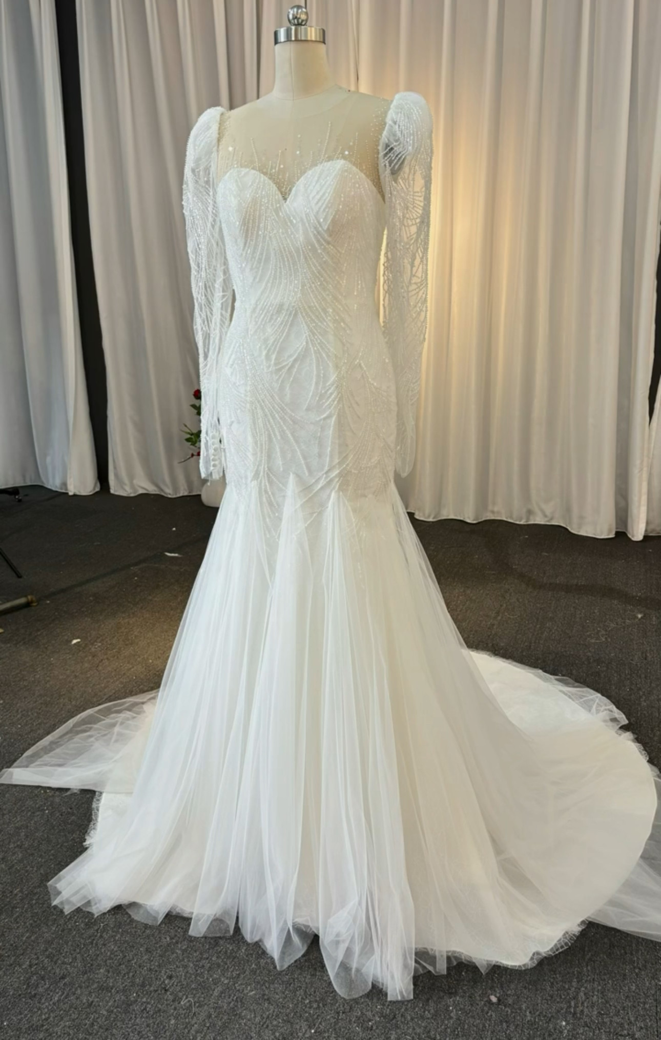 美しいレース　スクエアネック　タイトスカート　白　短いトレーン　キラキラ　ビーズ　二次会ドレスパーティードレスお呼ばれ