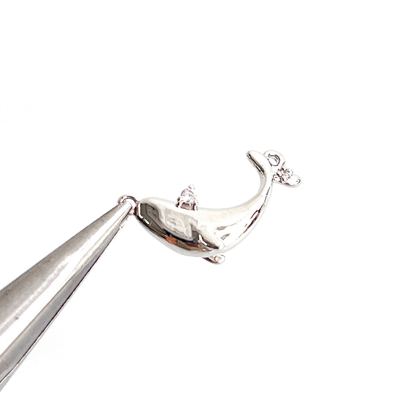 ejp7203 [1 件] 方晶鋯石鯨魚游泳串飾 第8張的照片