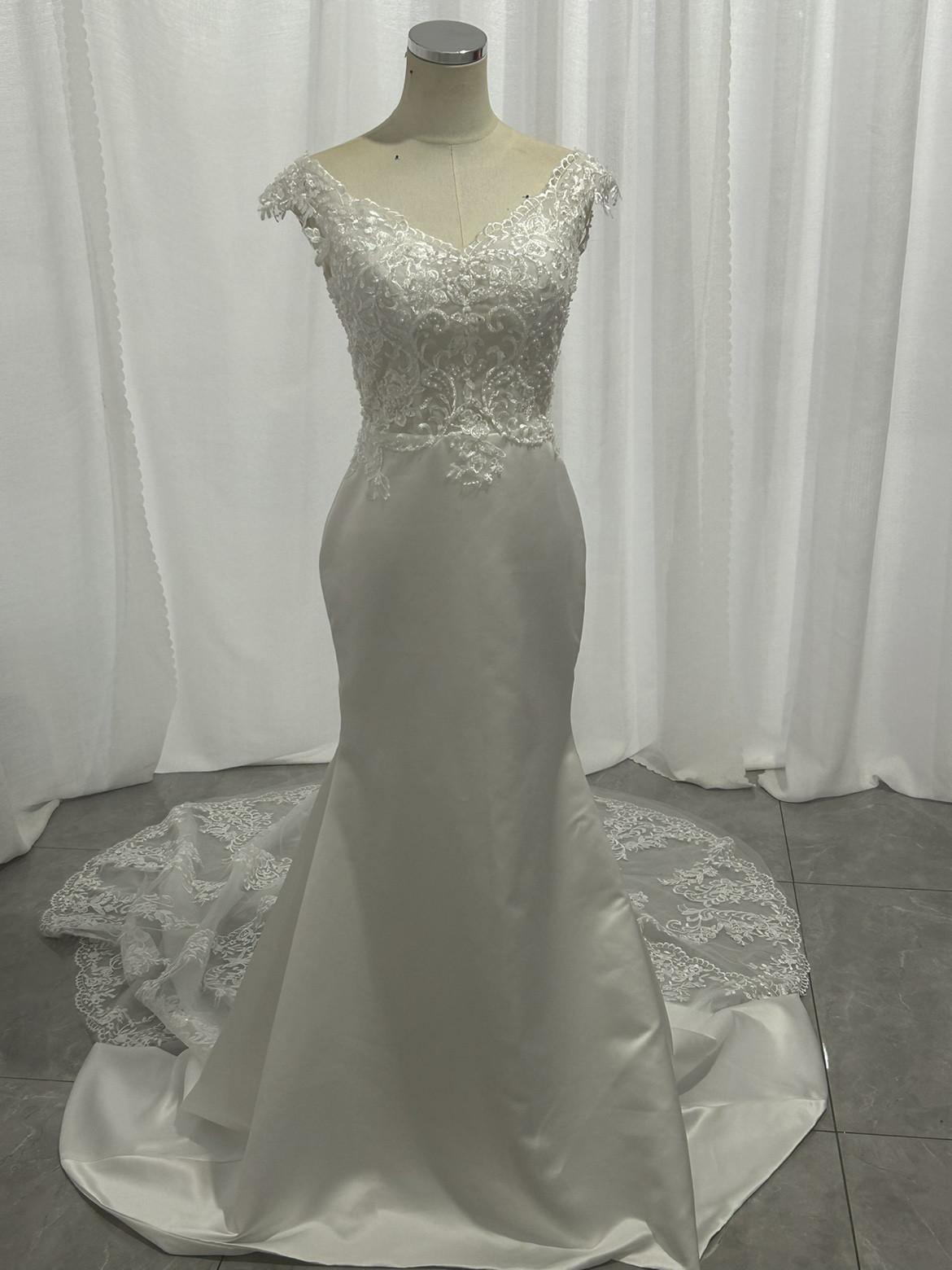 送料無料！ウエディングドレス 上品レース マーメイドライン Vネック かわいい エレガント 優雅 オーダードレス ハンド