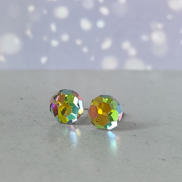 虹色の輝き✨クリスタルボール（スリークォーター）✨スタッドピアス／ノンホールピアス【金属アレルギー対応】AP-＃601 2枚目の画像