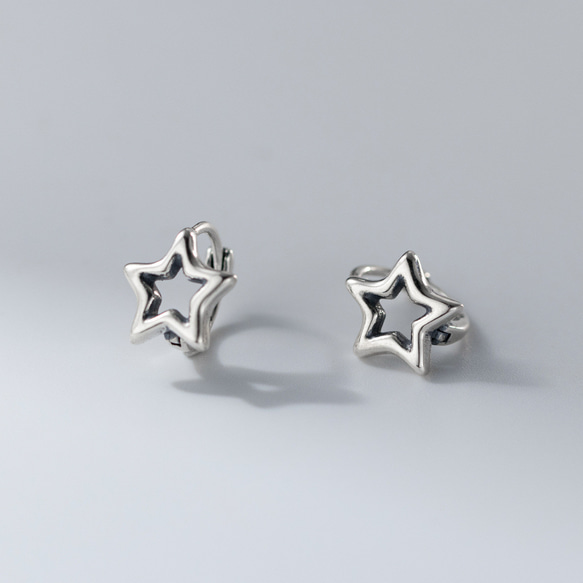 シルバー925 燻し加工　透かし　星　フープピアス　ピアス つけっぱなし　金属アレルギー対応  セカンドピアス 2枚目の画像