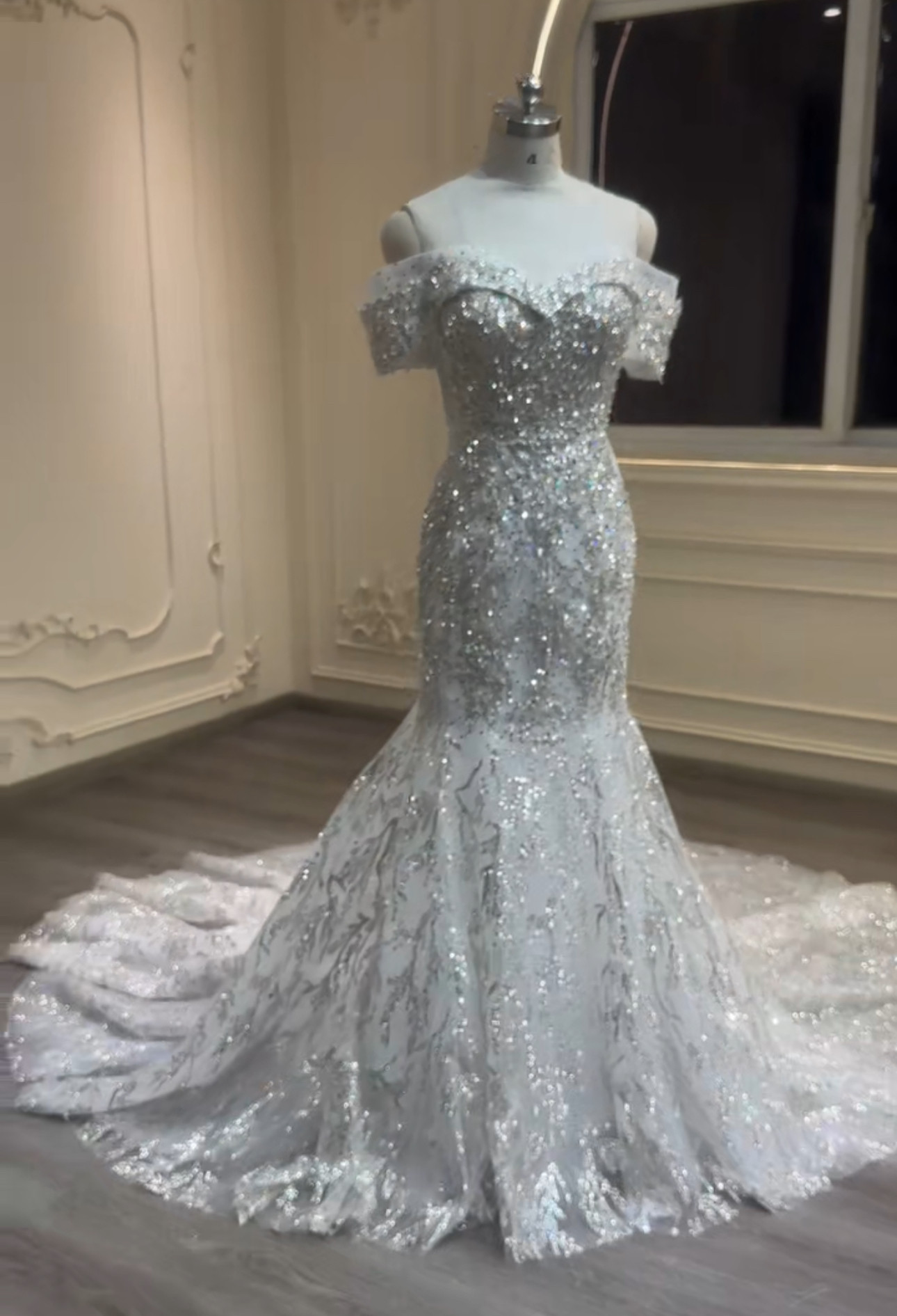 バック可愛いリボン　白　マーメイドドレス　優雅なシルエット　オフショルダー　2の腕かばー　シルバーレース　ロングトレーン