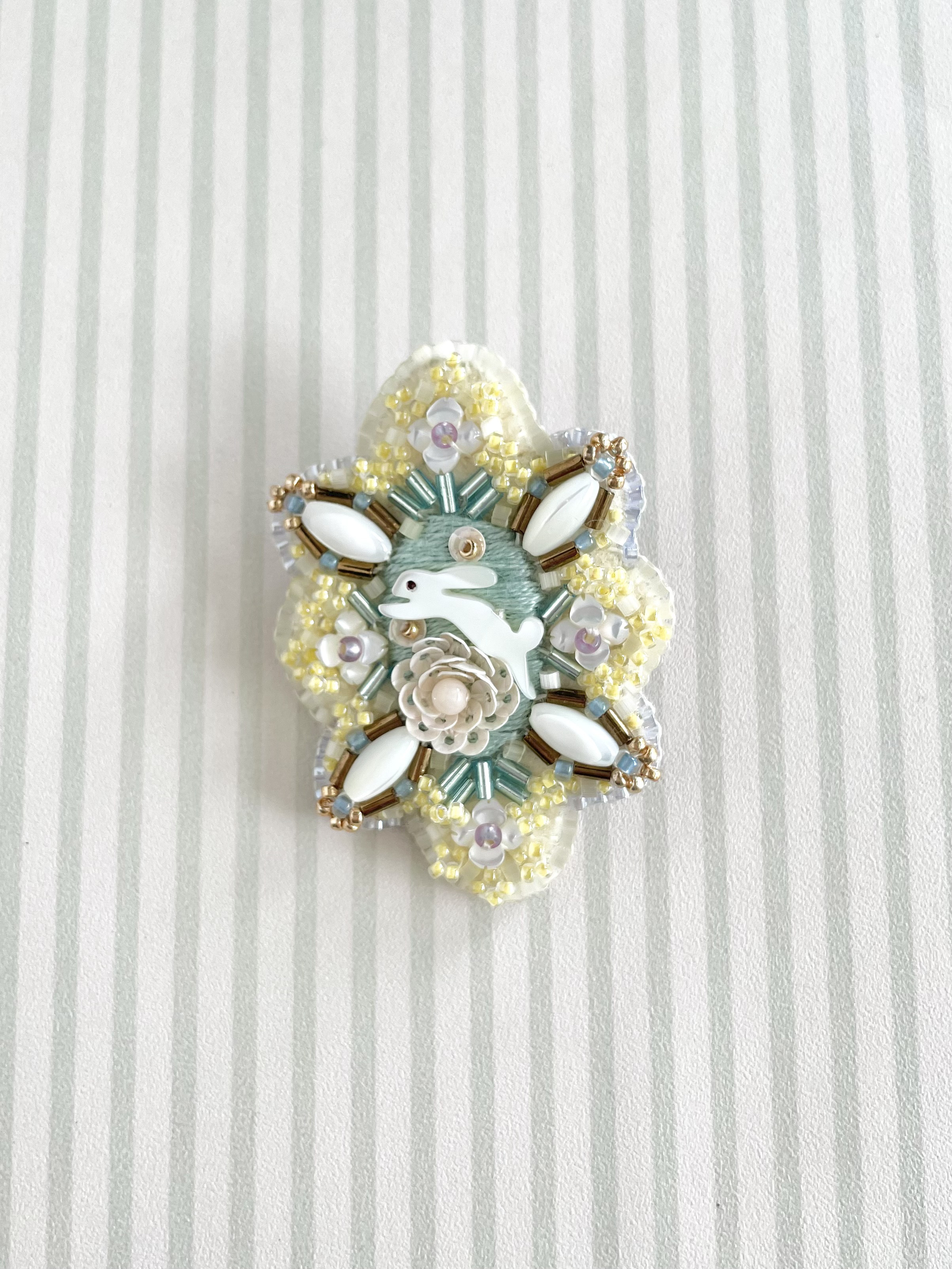 うさぎとミモザ ビーズ刺繍ブローチ