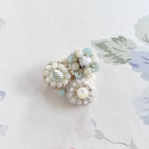 小さな白い花のビーズ刺繍ミニブローチ｜シェル＆ヴィンテージガラス