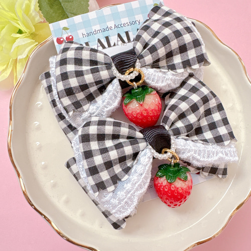 ベビーヘアクリップ　ハンドメイド　いちご　ヘアピン　ヘアゴム Newベビーヘアクリップ ハンドメイド ヘアピン ヘアゴム いちご