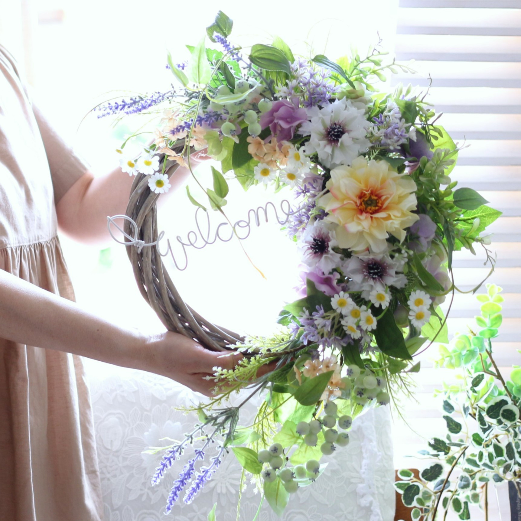 華やかにお出迎え♡イエローのダリア＆ラベンダーと利休草が流れるラインが美しい玄関リース