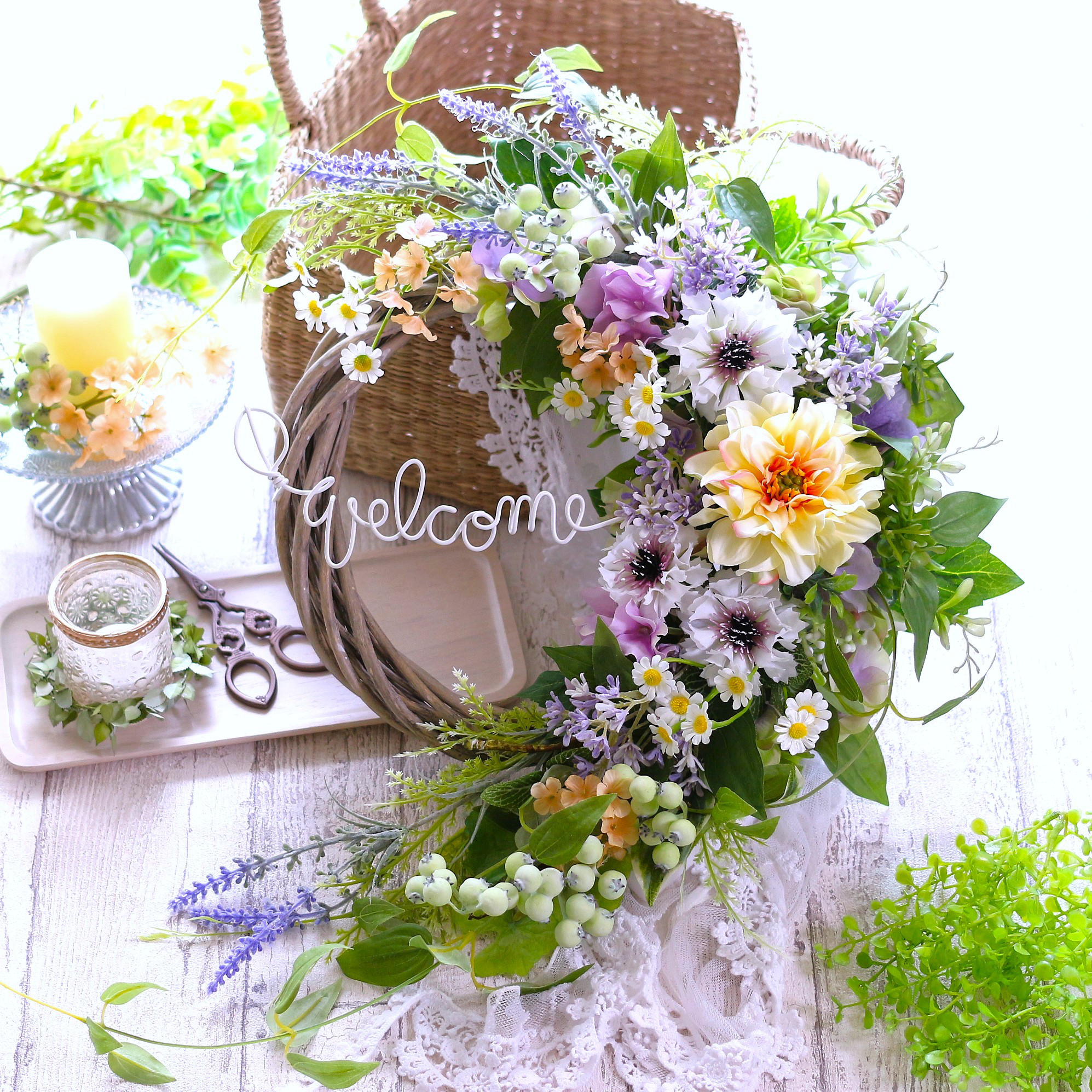 華やかにお出迎え♡イエローのダリア＆ラベンダーと利休草が流れるラインが美しい玄関リース