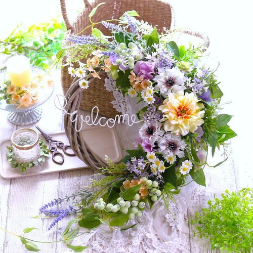 華やかにお出迎え♡イエローのダリア＆ラベンダーと利休草が流れる