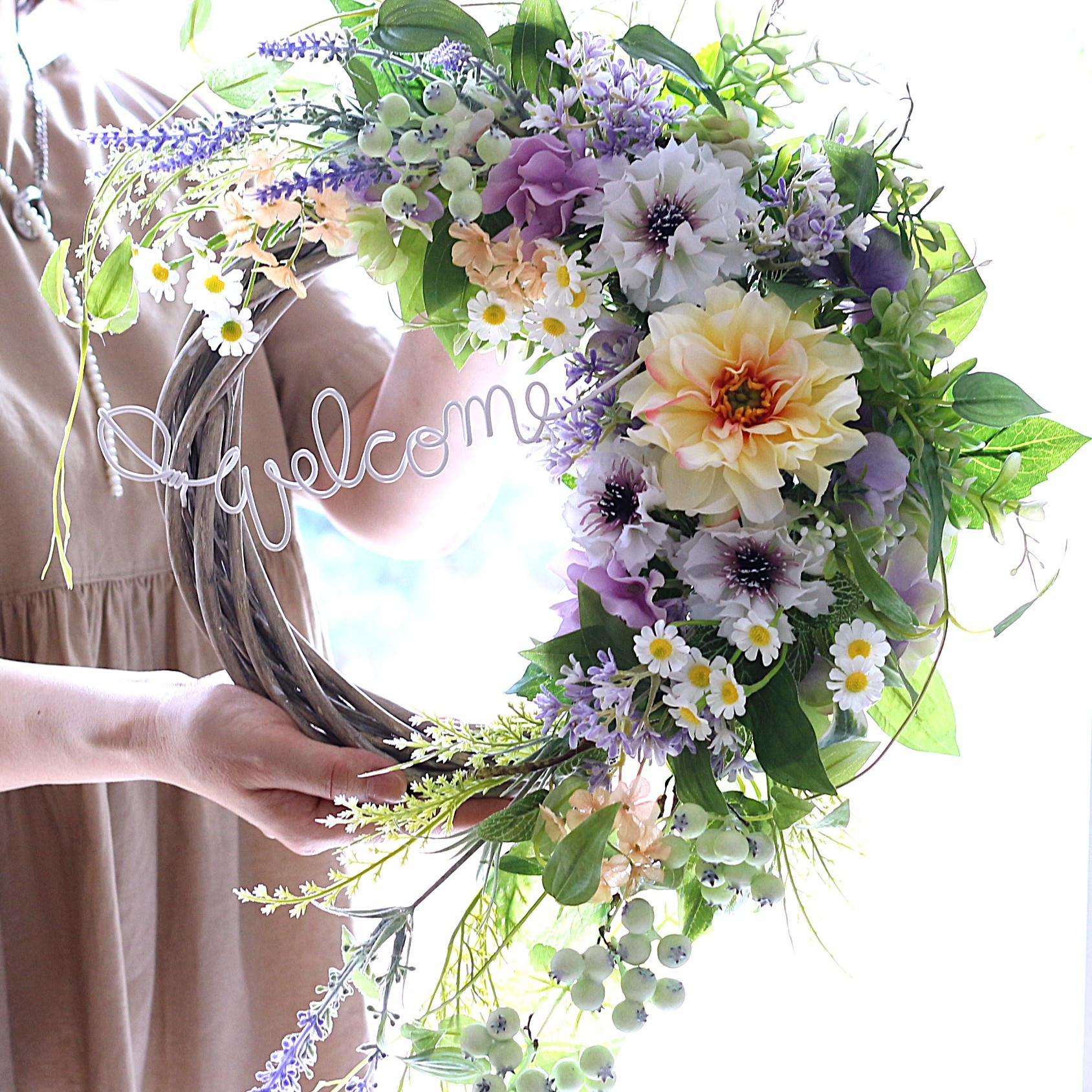 華やかにお出迎え♡イエローのダリア＆ラベンダーと利休草が流れるラインが美しい玄関リース