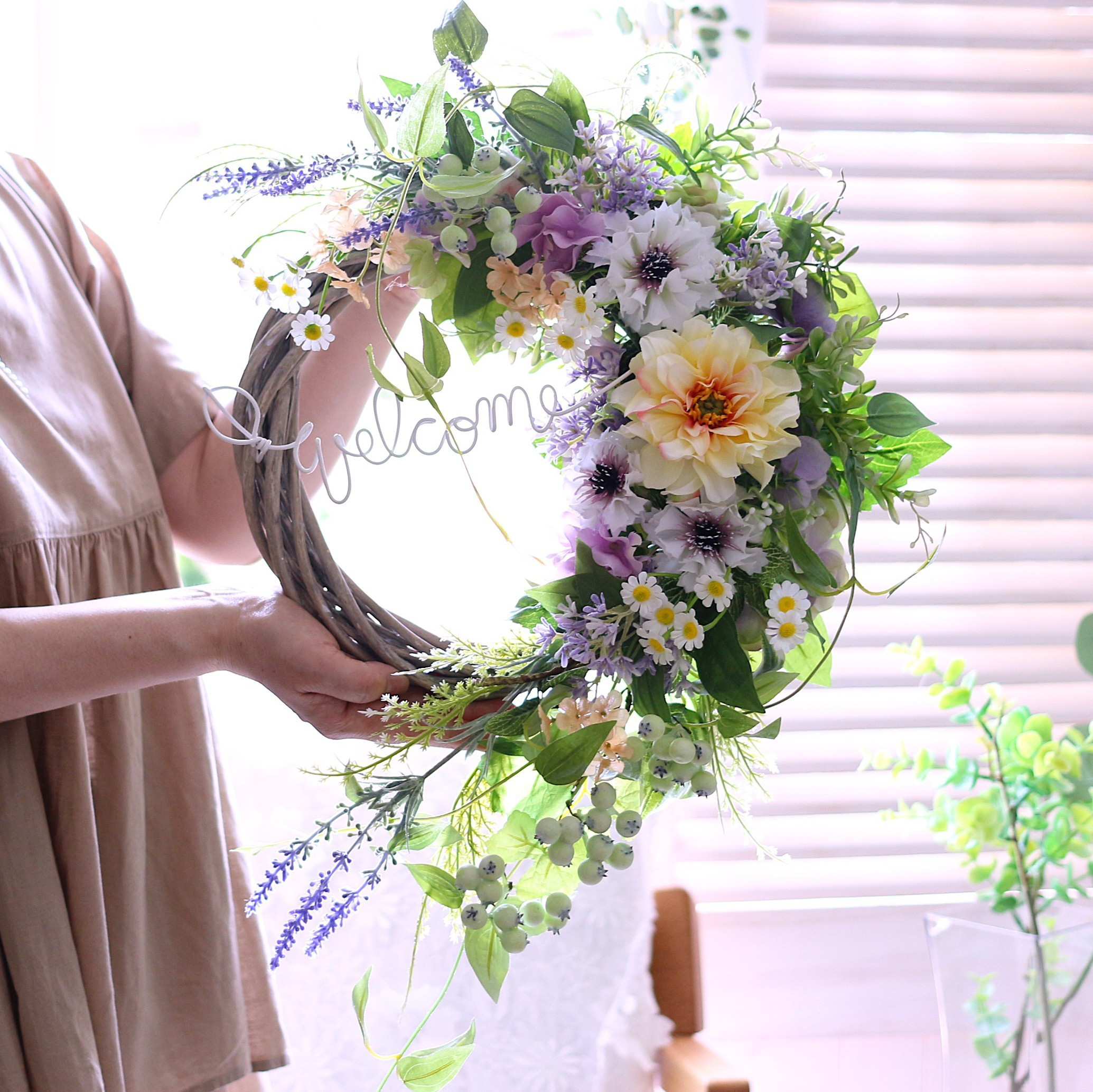 華やかにお出迎え♡イエローのダリア＆ラベンダーと利休草が流れるラインが美しい玄関リース