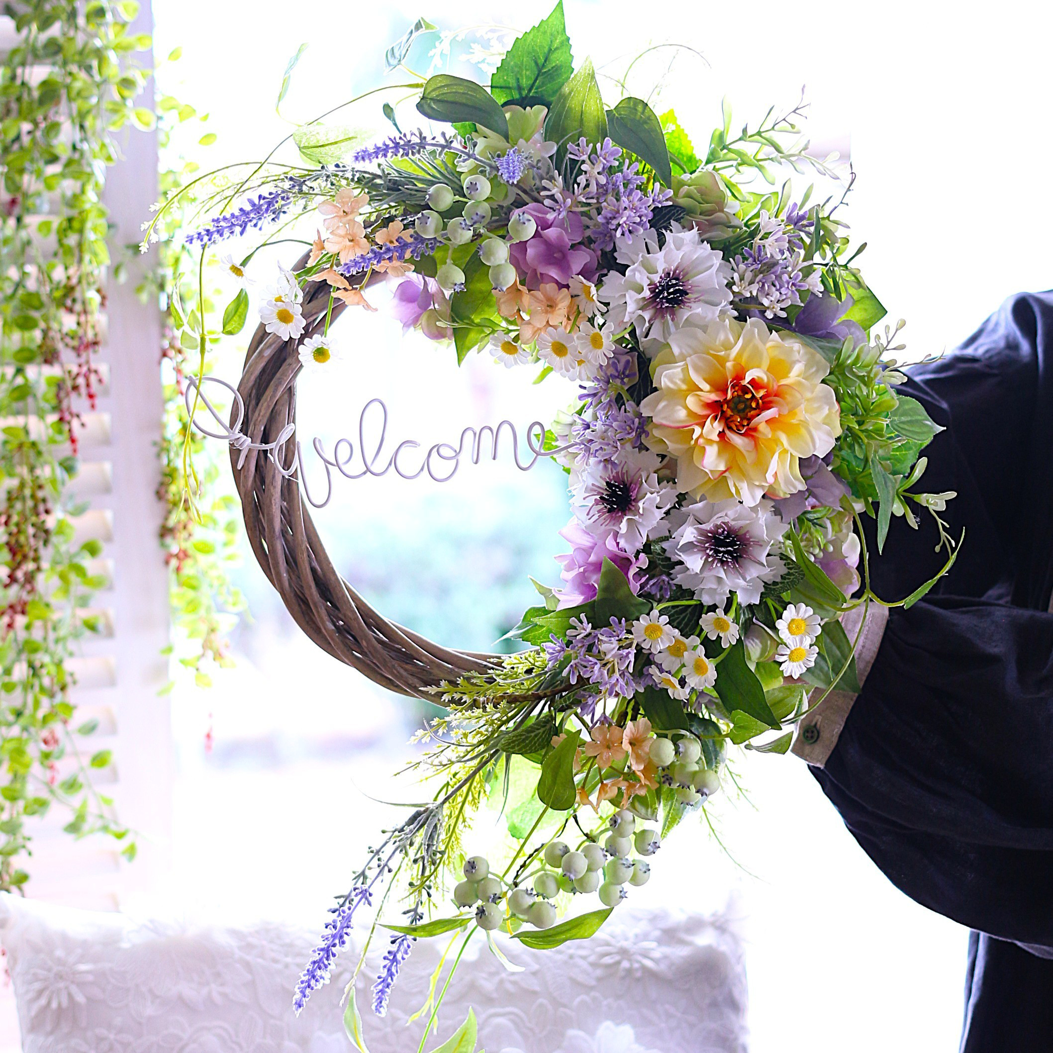 華やかにお出迎え♡イエローのダリア＆ラベンダーと利休草が流れるラインが美しい玄関リース