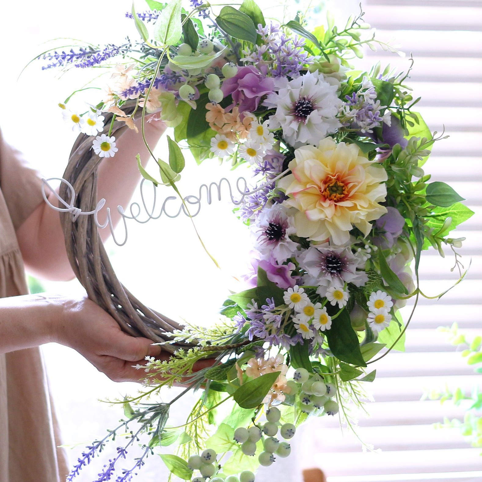 華やかにお出迎え♡イエローのダリア＆ラベンダーと利休草が流れるラインが美しい玄関リース